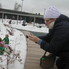 В кадре только девушки. В разных позах с мыльницей