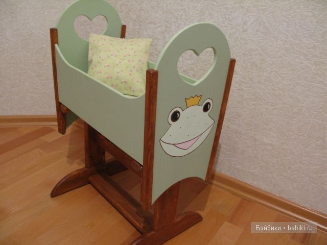 кроватка-люлька для куклы с маятниковым механизмом качания