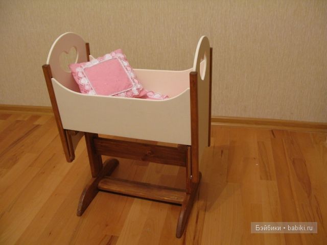 кроватка-люлька для куклы с маятниковым механизмом качания