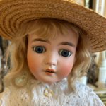 Потрясающая загадочная немецкая девочка.