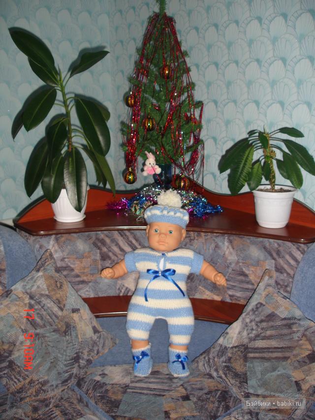 Новый год и Федор) Ну очень любит позировать)