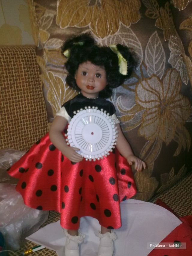 Фаня булавочки подавала