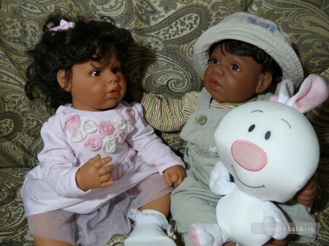 любимой  игрушки  не  жалко  сестрёнке