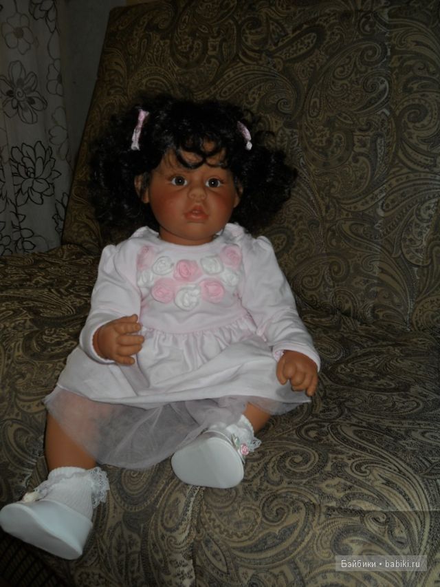 на  диване  очень  уютно