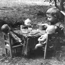 Кукол чай пить усажу, о посуде расскажу