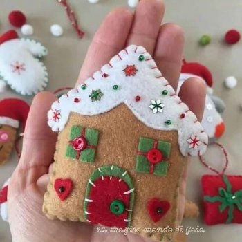 Чудесные домики на ёлку с выкройками и примерами из фетра.