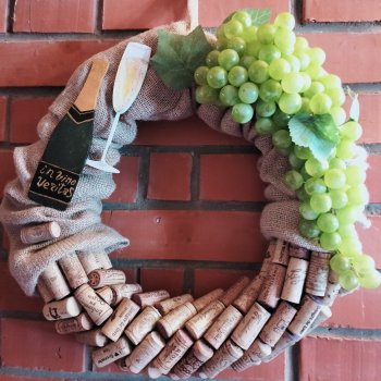 Подготовка к НГ . Венки с пробками.