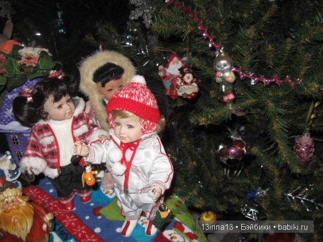 Маленькие Адорочки и Рауберятки у елочки