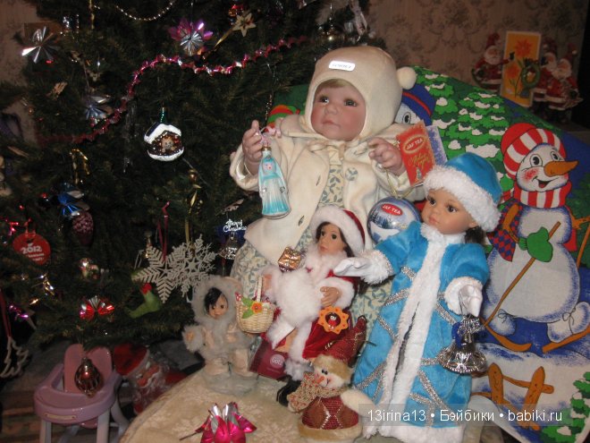 Адорочка и Паолка-малыш у елочки