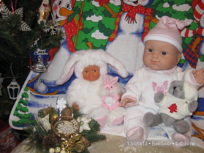 Адорочка и Паолка-малыш у елочки