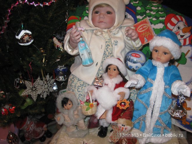 Адорочка и Паолка-малыш у елочки