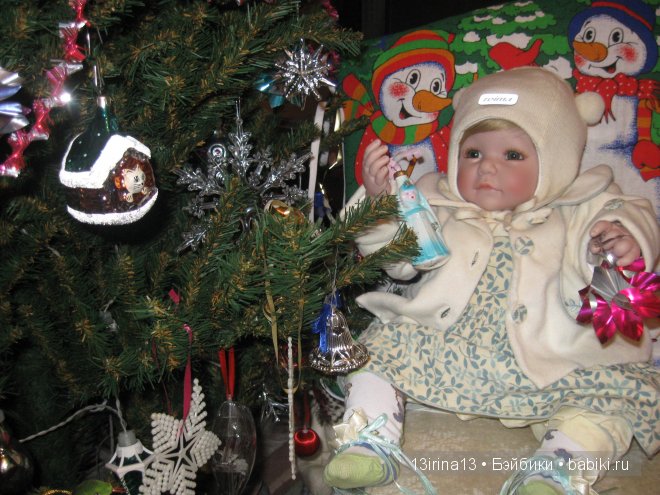 Адорочка и Паолка-малыш у елочки