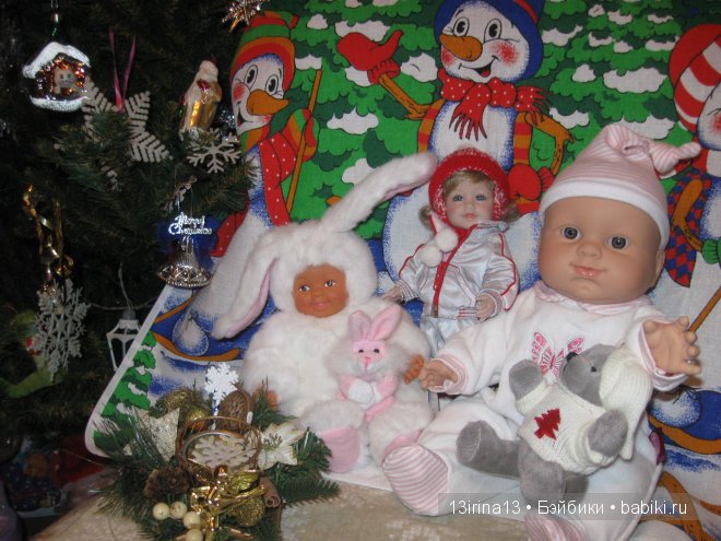 Адорочка и Паолка-малыш у елочки