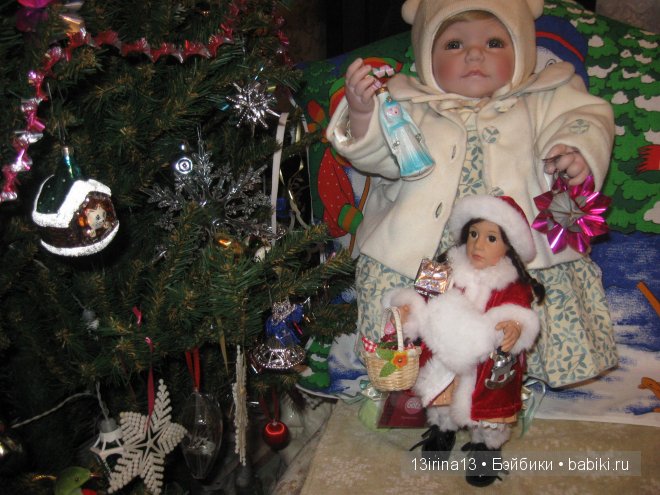 Адорочка и Паолка-малыш у елочки