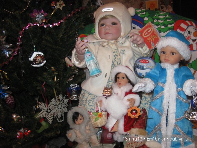 Адорочка и Паолка-малыш у елочки