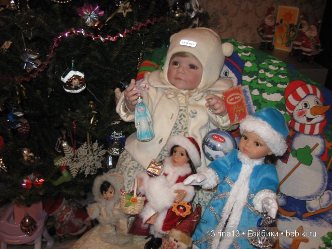 Адорочка и Паолка-малыш у елочки