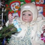 Адорочка и Паолка-малыш у елочки