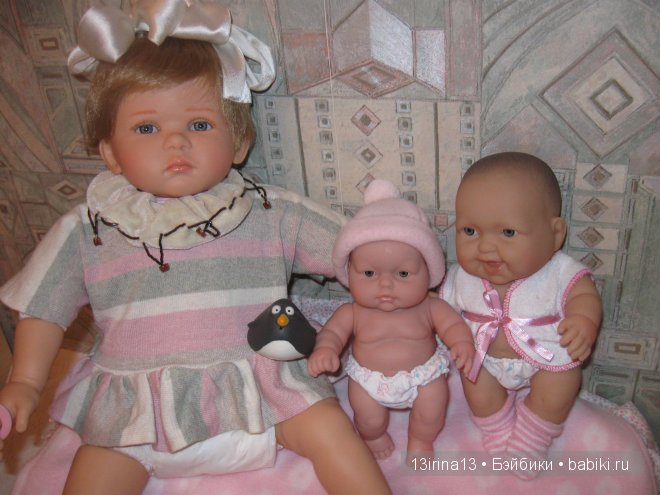 Они словно яркие цветочки среди холодной зимы