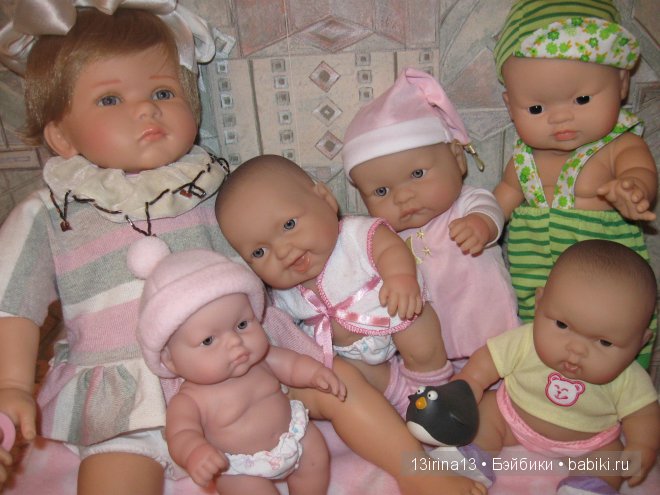 Они словно яркие цветочки среди холодной зимы