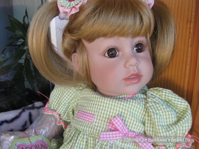 Адорочка с забавными хвостиками