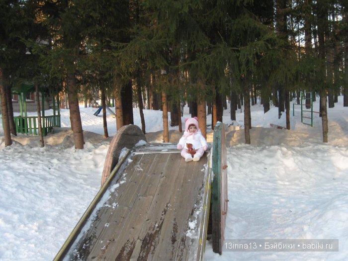 Прогулка Адорочки. Строительство горки и крепости из снега