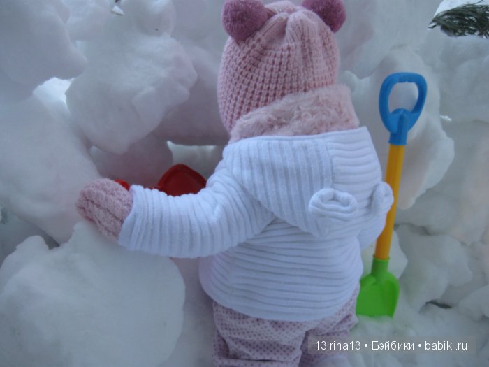 Прогулка Адорочки. Строительство горки и крепости из снега