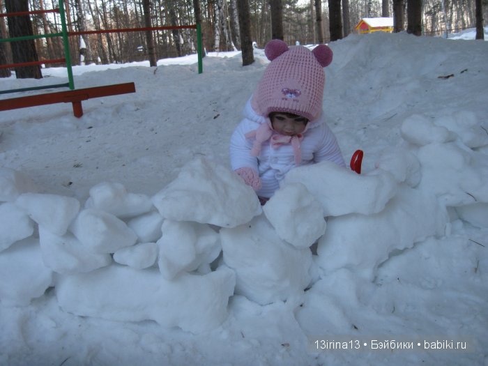 Прогулка Адорочки. Строительство горки и крепости из снега