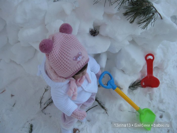 Прогулка Адорочки. Строительство горки и крепости из снега