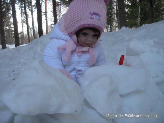 Прогулка Адорочки. Строительство горки и крепости из снега