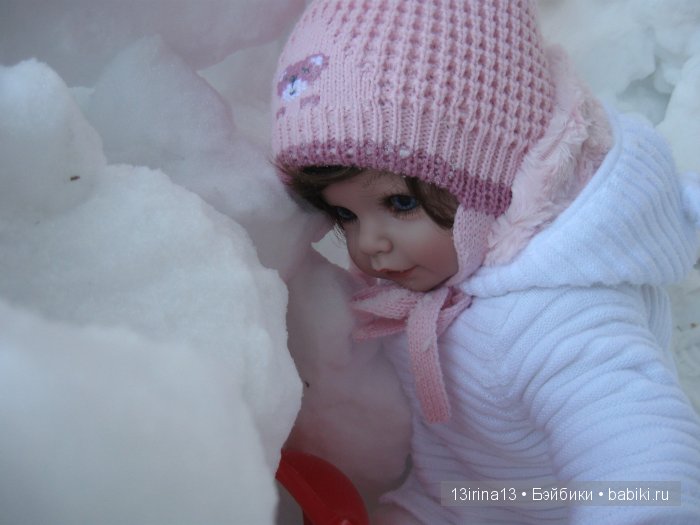 Прогулка Адорочки. Строительство горки и крепости из снега