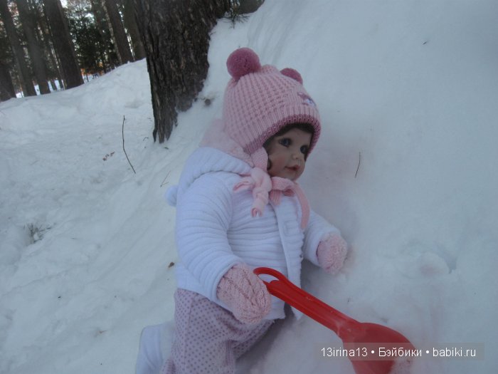 Прогулка Адорочки. Строительство горки и крепости из снега