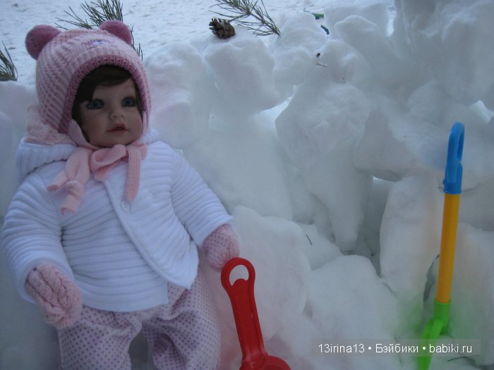 Прогулка Адорочки. Строительство горки и крепости из снега