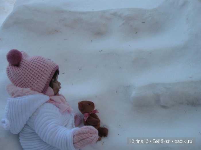 Прогулка Адорочки. Строительство горки и крепости из снега