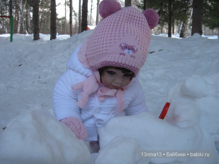 Прогулка Адорочки. Строительство горки и крепости из снега