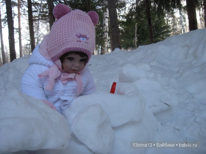 Прогулка Адорочки. Строительство горки и крепости из снега