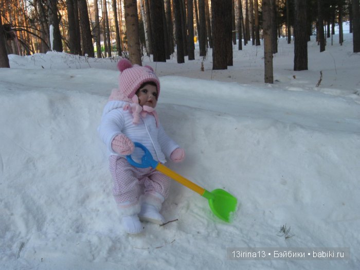 Прогулка Адорочки. Строительство горки и крепости из снега