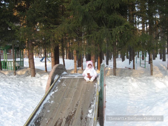 Прогулка Адорочки. Строительство горки и крепости из снега