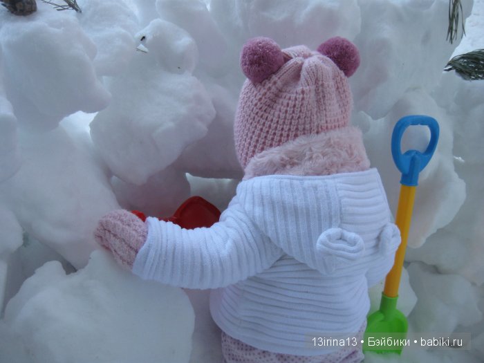 Прогулка Адорочки. Строительство горки и крепости из снега