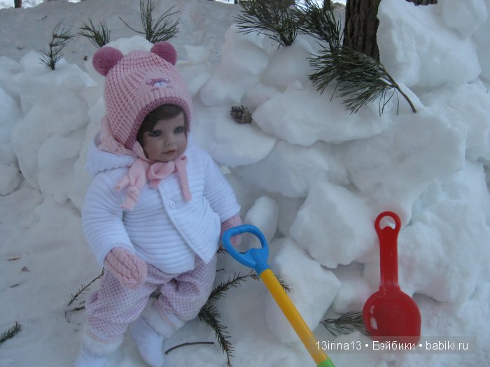 Прогулка Адорочки. Строительство горки и крепости из снега