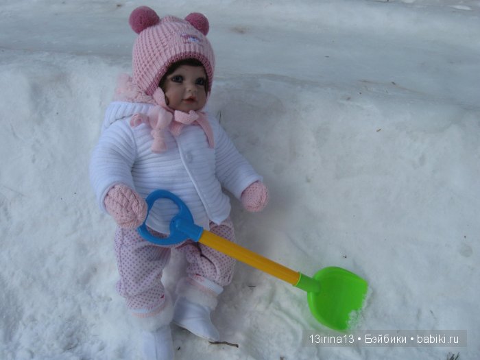 Прогулка Адорочки. Строительство горки и крепости из снега
