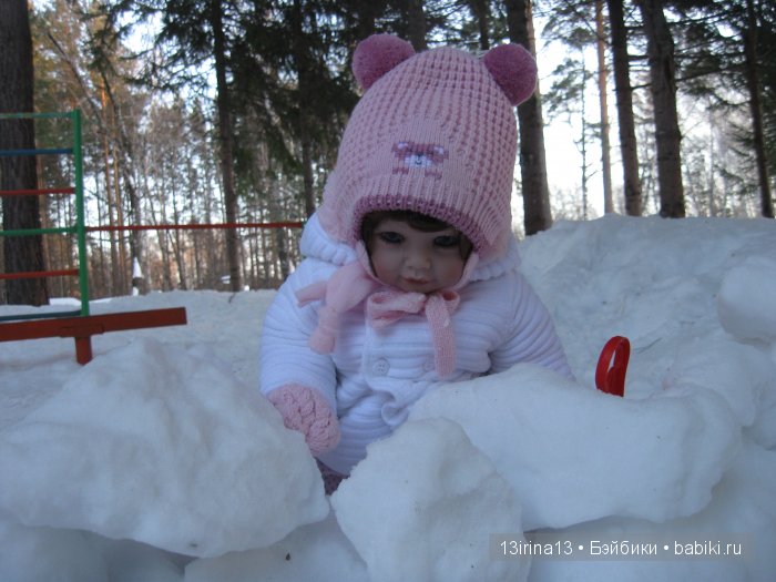 Прогулка Адорочки. Строительство горки и крепости из снега