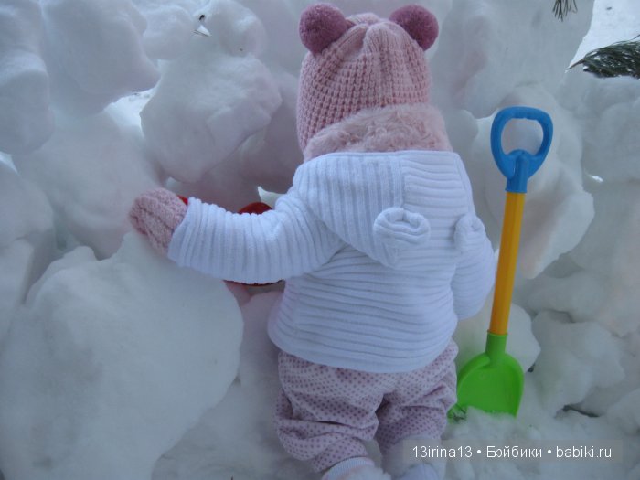 Прогулка Адорочки. Строительство горки и крепости из снега