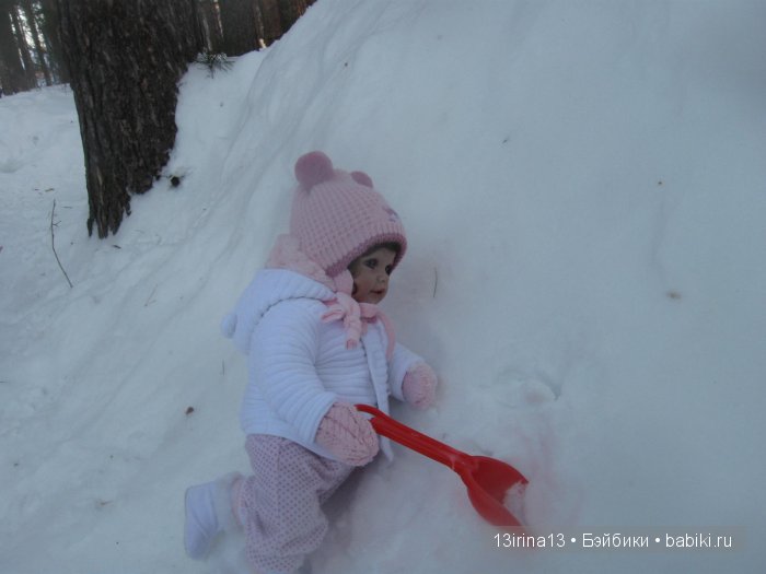 Прогулка Адорочки. Строительство горки и крепости из снега