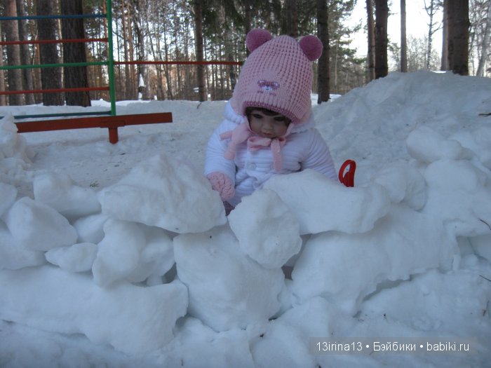 Прогулка Адорочки. Строительство горки и крепости из снега