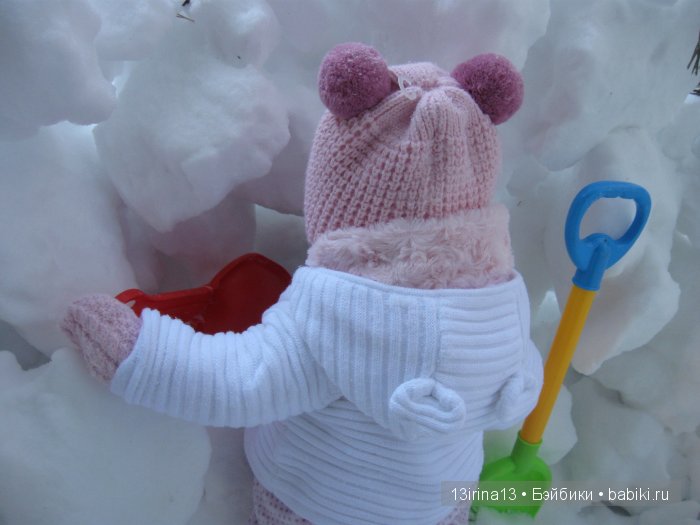 Прогулка Адорочки. Строительство горки и крепости из снега