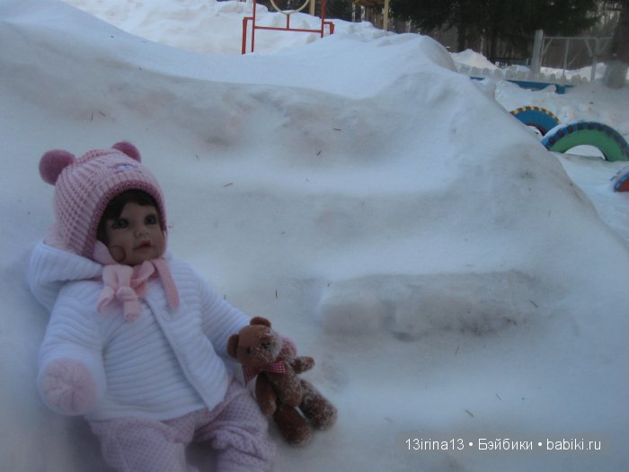 Прогулка Адорочки. Строительство горки и крепости из снега