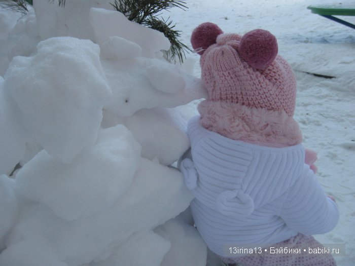 Прогулка Адорочки. Строительство горки и крепости из снега