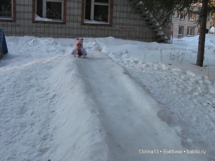Прогулка Адорочки. Строительство горки и крепости из снега