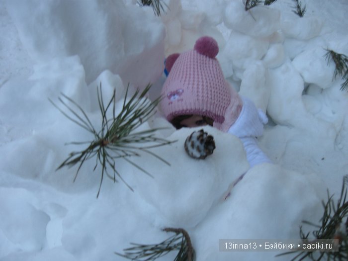 Прогулка Адорочки. Строительство горки и крепости из снега