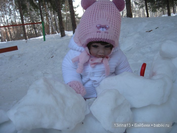Прогулка Адорочки. Строительство горки и крепости из снега